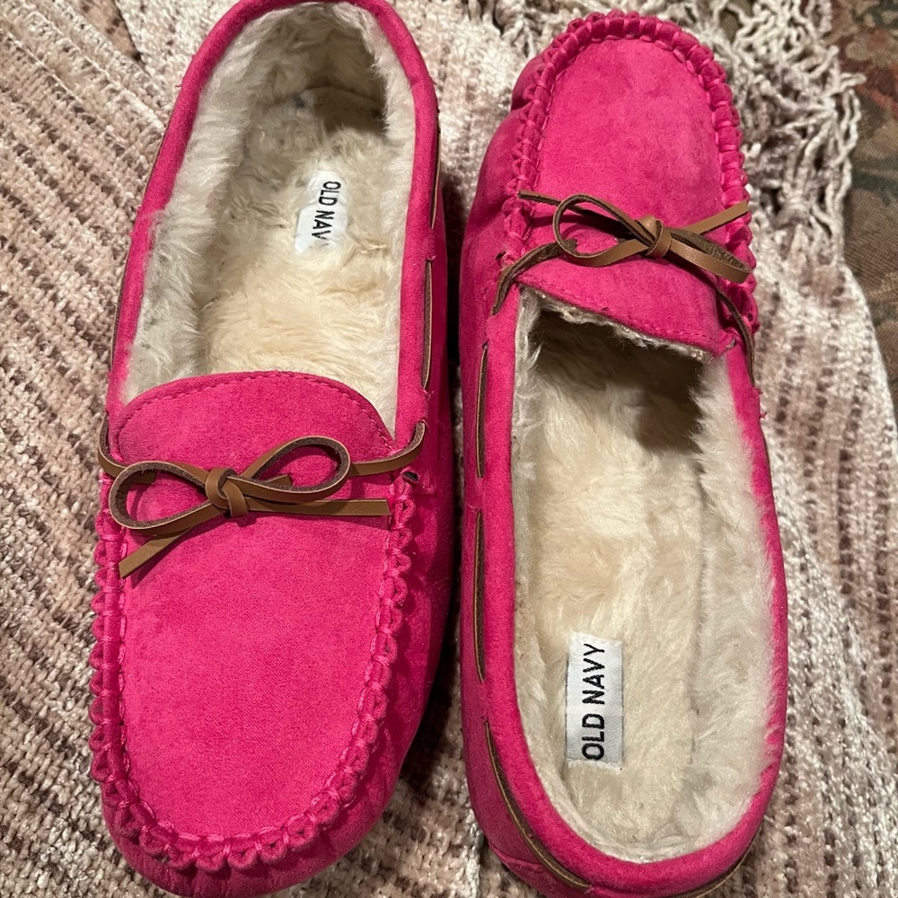 OLD NAVY (LIKE NEW) FAUX-SUEDE SHERPA-LINED MOCCASIN SLIPPERS SIZE 9 PINK